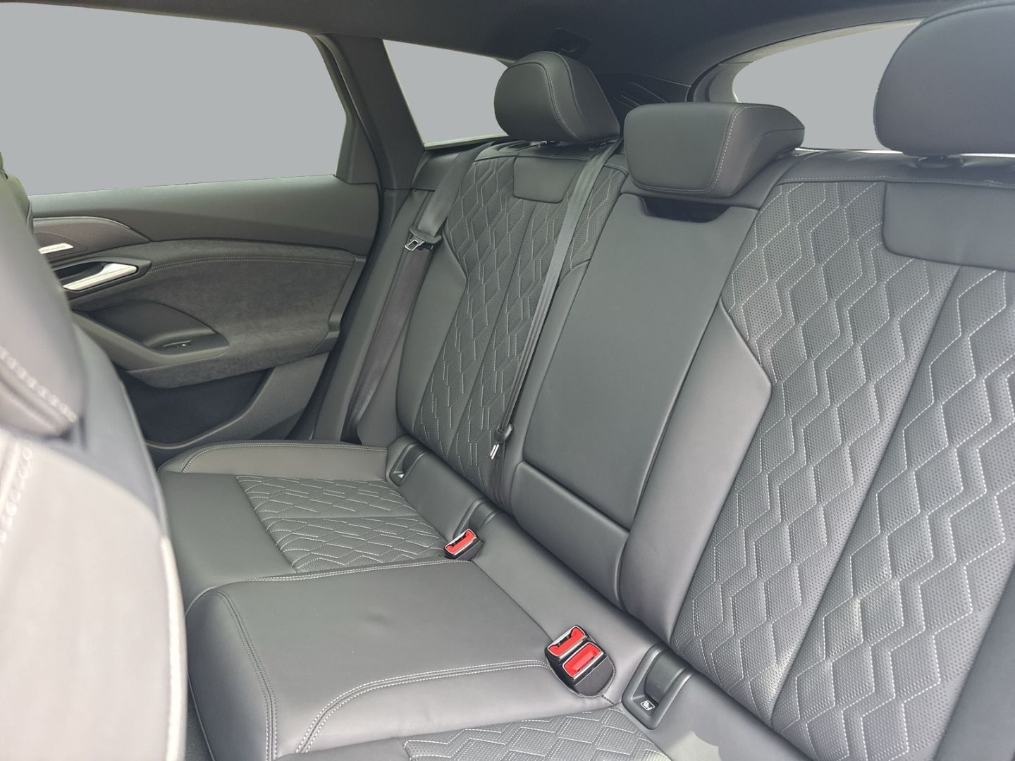 Fahrzeugabbildung Audi A6 Avant e-tron quattro 315 kW TECH PRO+HUD+AHK+