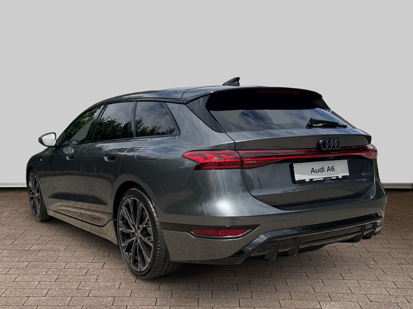 Fahrzeugabbildung Audi A6 Avant e-tron quattro 315 kW TECH PRO+HUD+AHK+