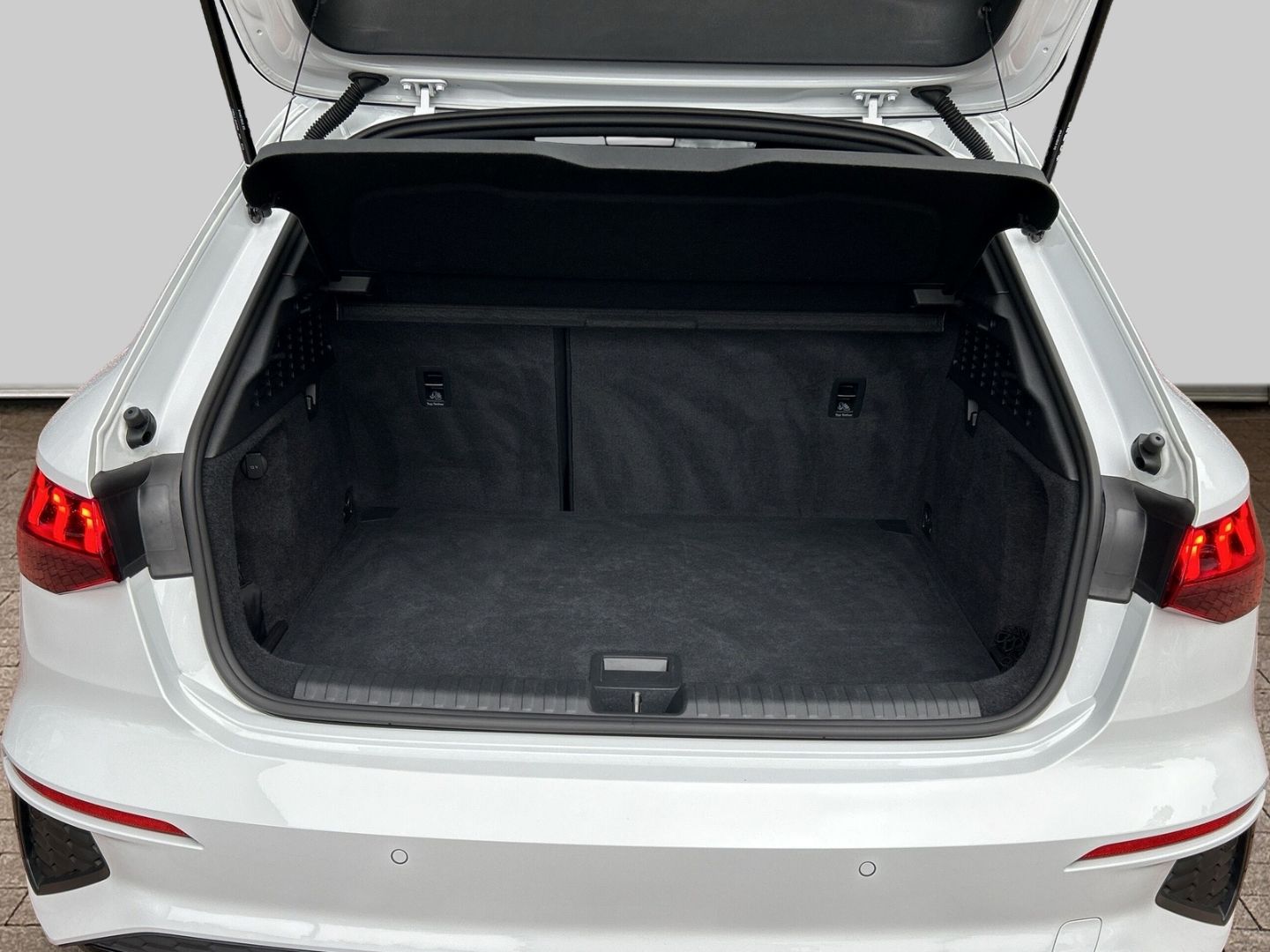 Fahrzeugabbildung Audi S3 Sportback 2.0 TFSI quattro NAVI+LEDER+VIRTUAL