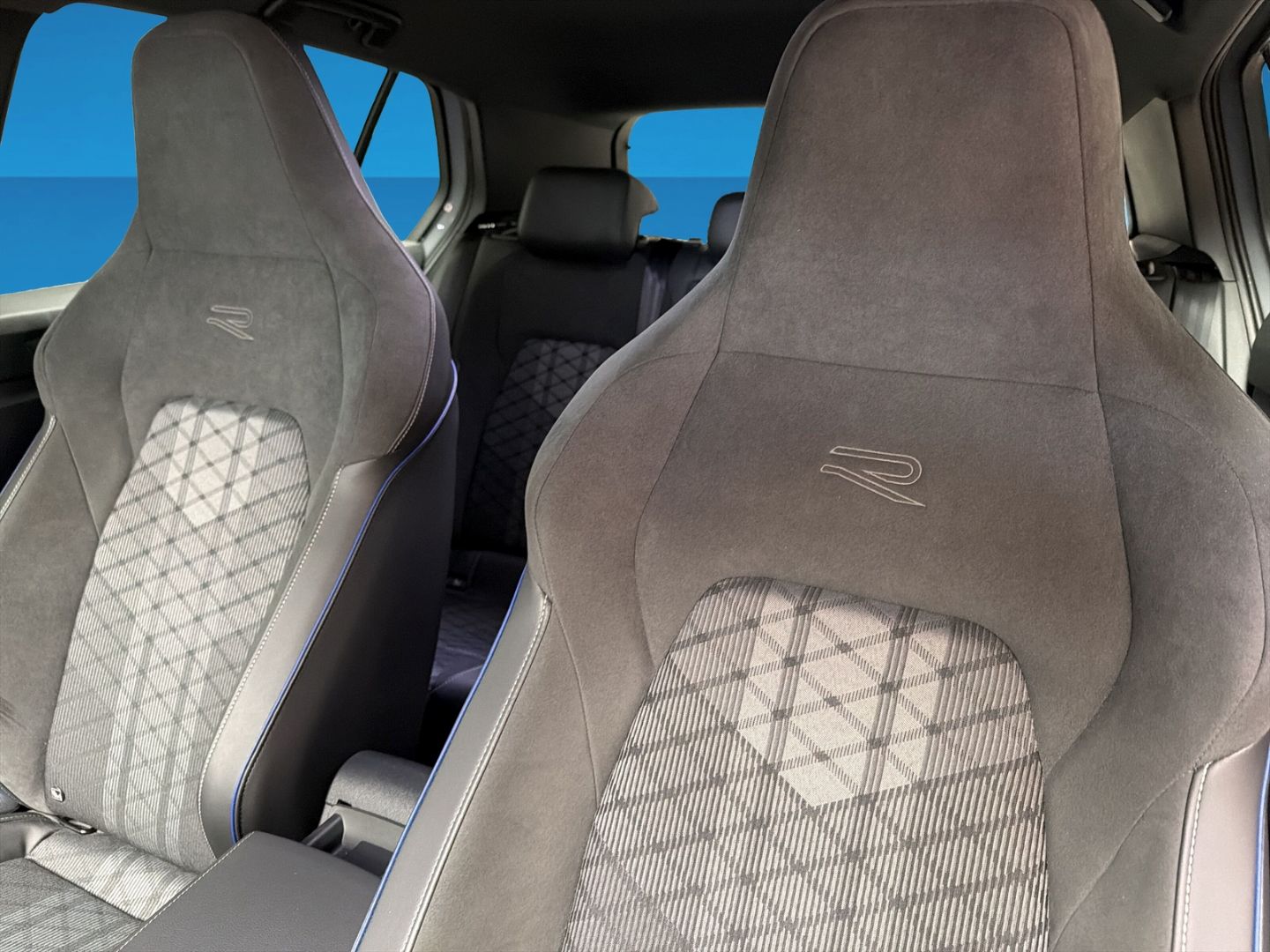 Fahrzeugabbildung Volkswagen Golf R-Line 1,5 l eTSI AHK LED+