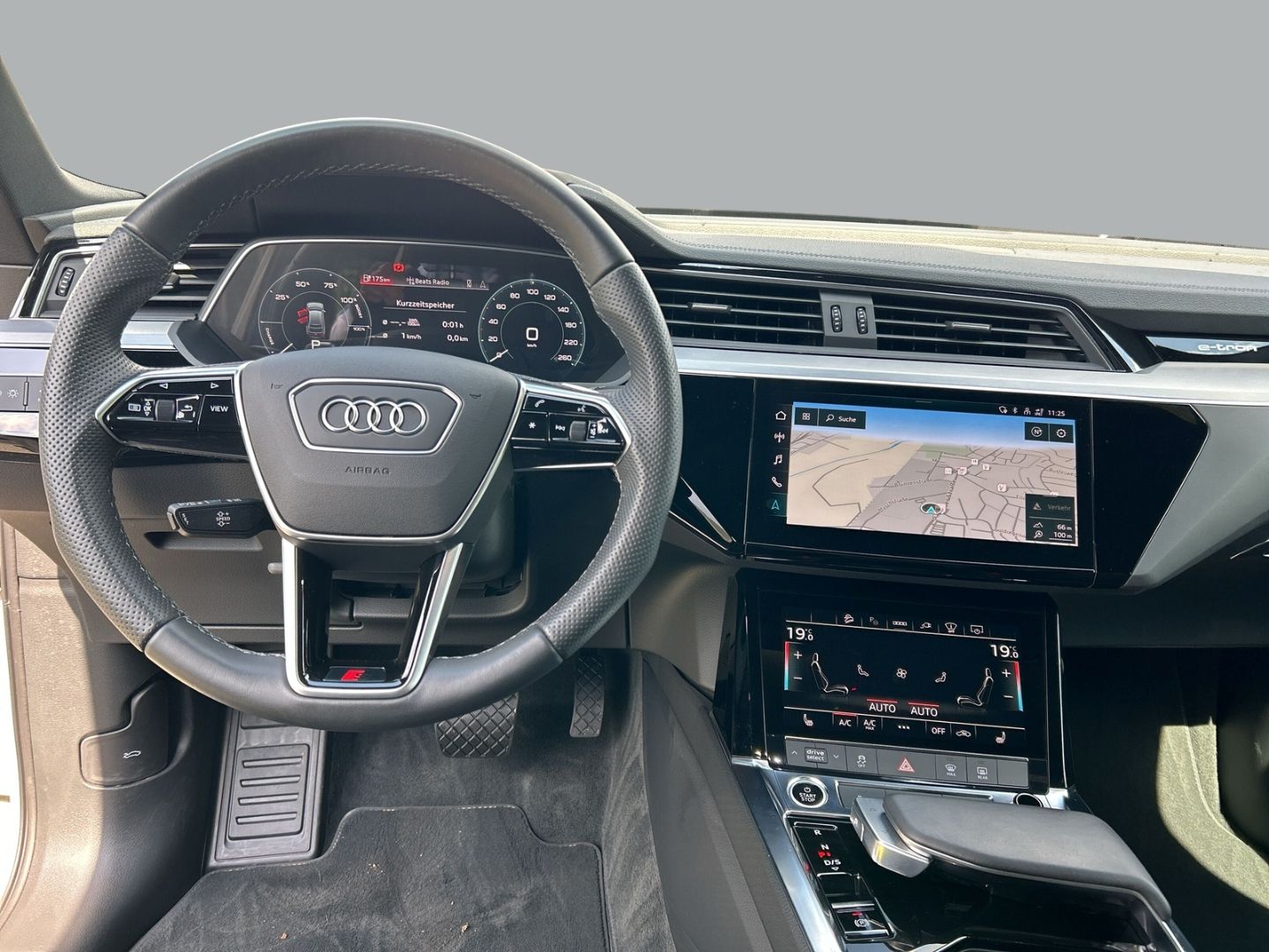 Fahrzeugabbildung Audi e-tron Sportback 55 quattro S line HUD Luftfeder