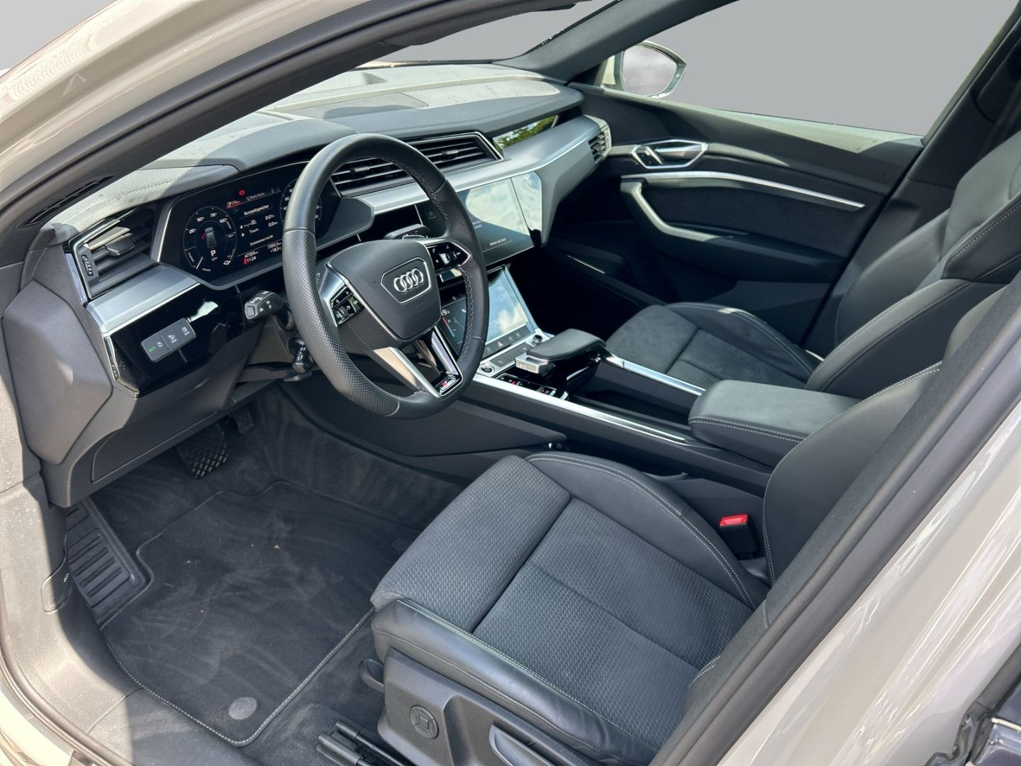 Fahrzeugabbildung Audi e-tron Sportback 55 quattro S line HUD Luftfeder