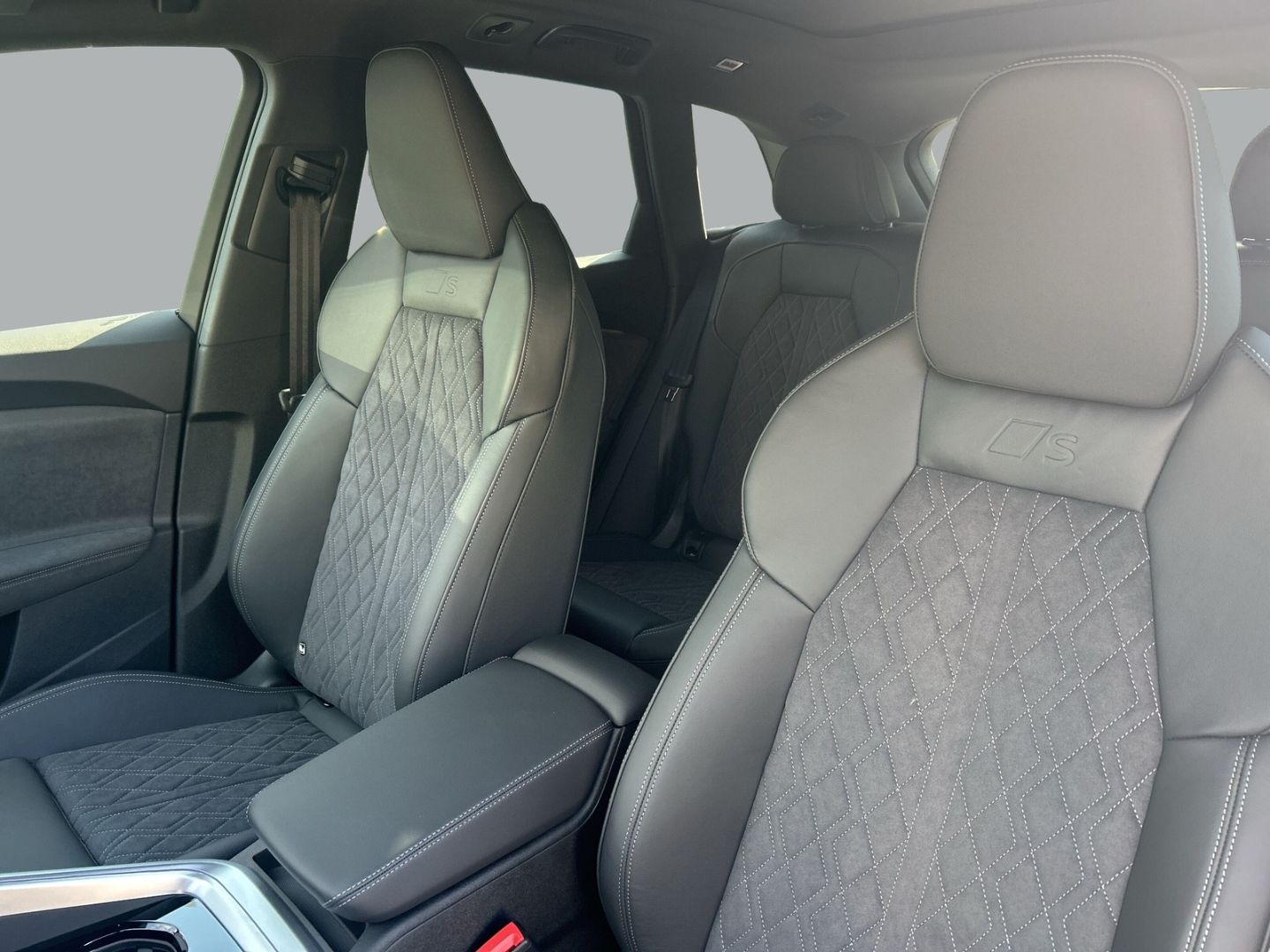 Fahrzeug 12 Fahrzeugabbildung Audi Q5 SUV edition one TDI quattro 150 kW S tronic