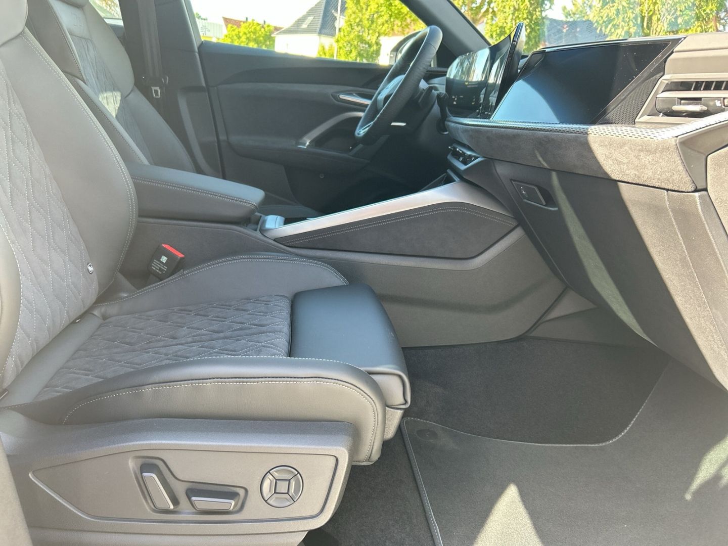 Fahrzeug 21 Fahrzeugabbildung Audi Q5 SUV edition one TDI quattro 150 kW S tronic