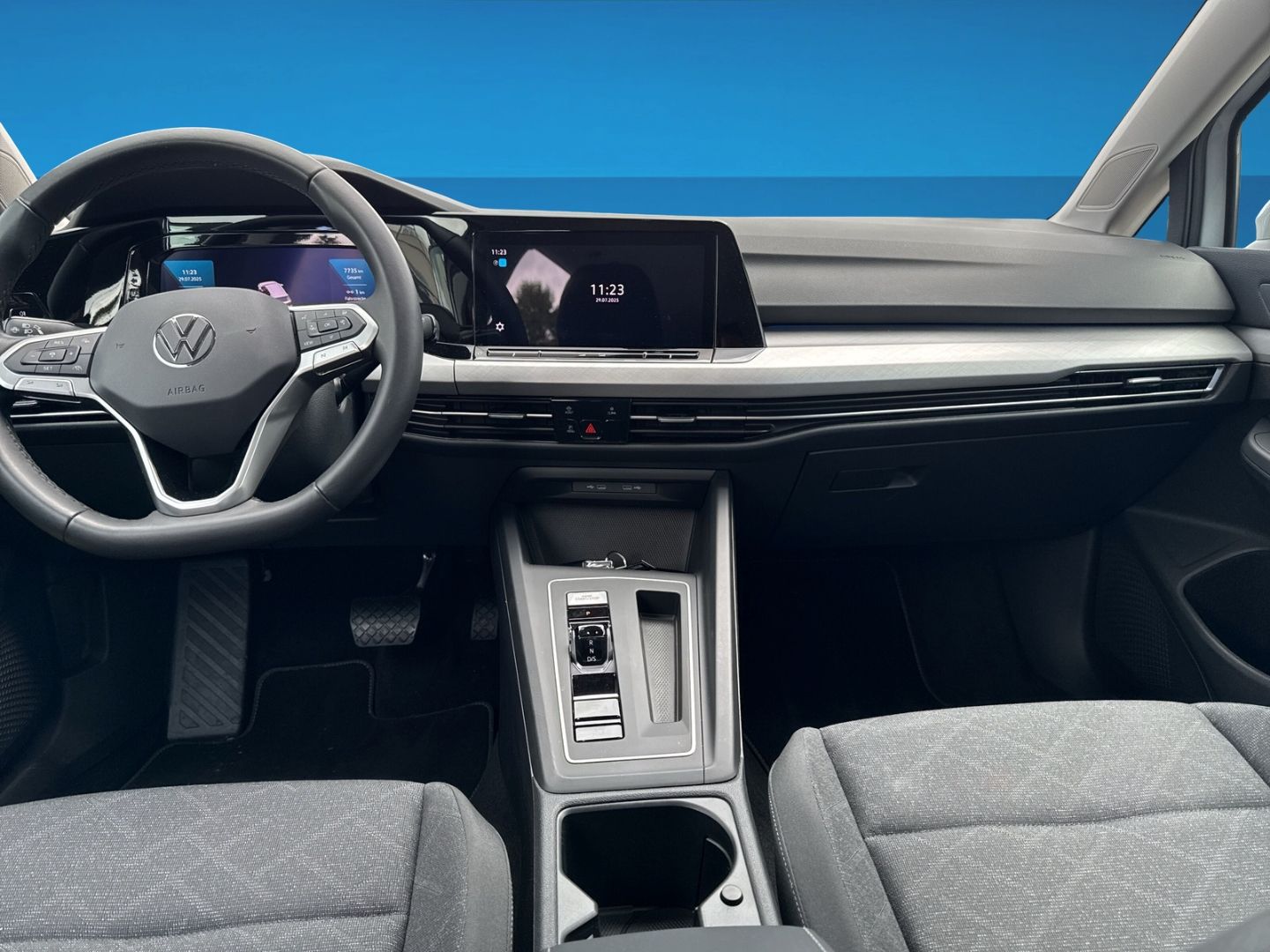 Fahrzeugabbildung Volkswagen Golf 8 Variant 1.5 eTSI Life Navi Business