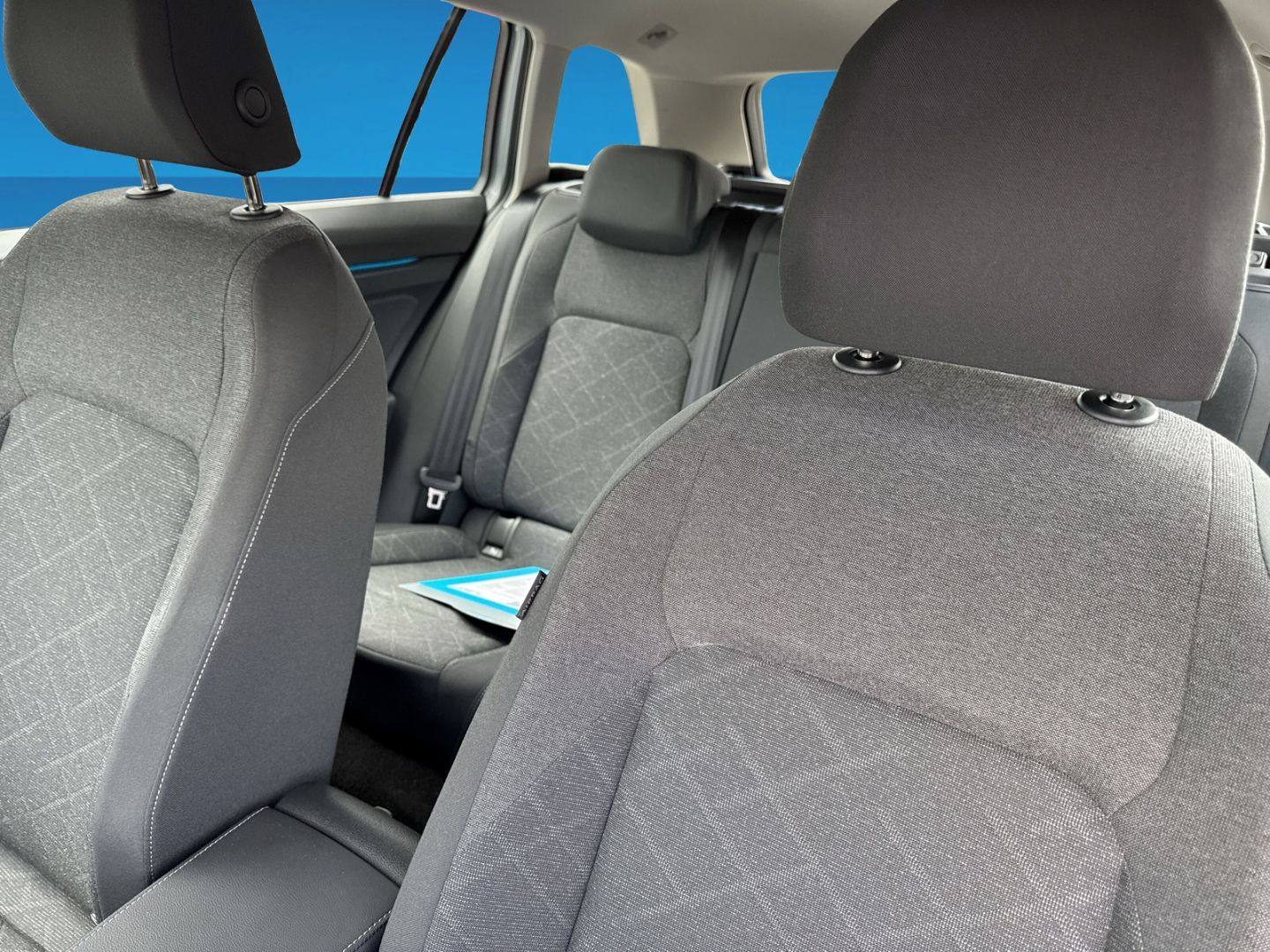 Fahrzeugabbildung Volkswagen Golf 8 Variant 1.5 eTSI Life Navi Business