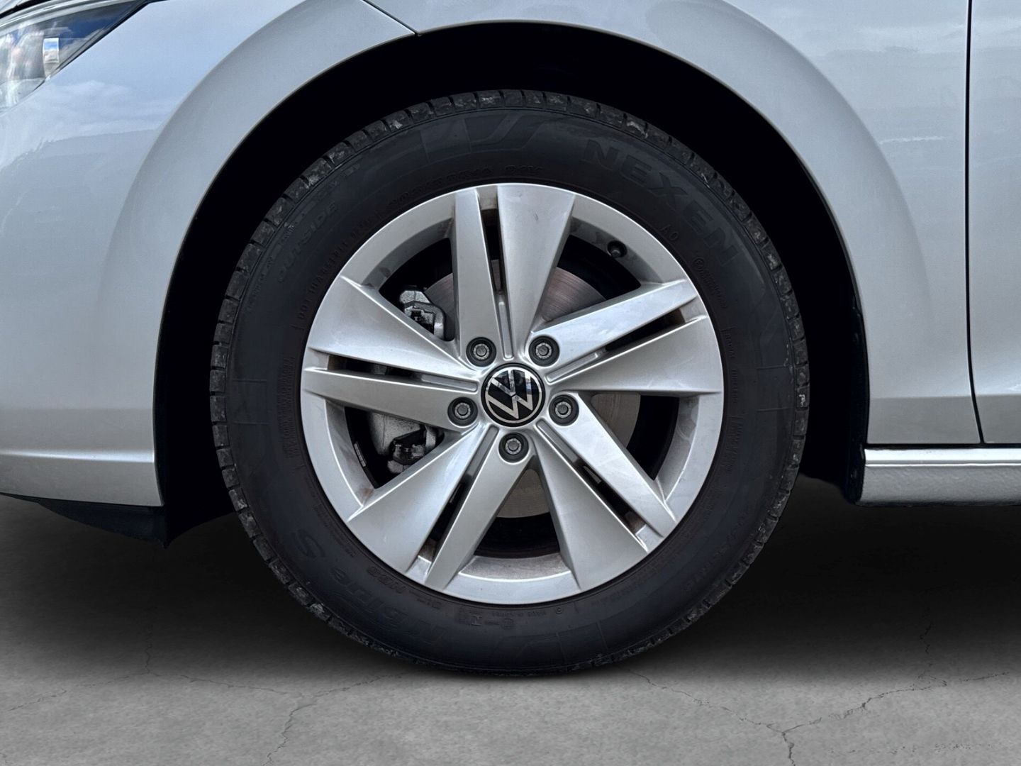 Fahrzeugabbildung Volkswagen Golf 8 Variant 1.5 eTSI Life Navi Business