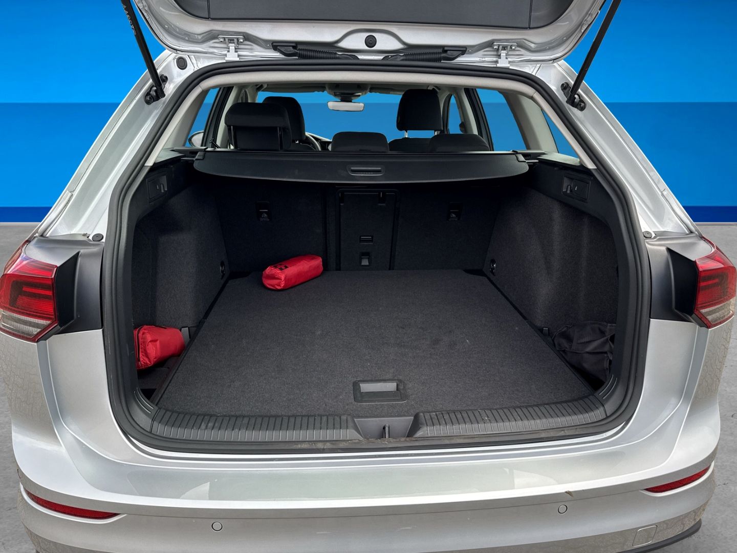 Fahrzeugabbildung Volkswagen Golf 8 Variant 1.5 eTSI Life Navi Business