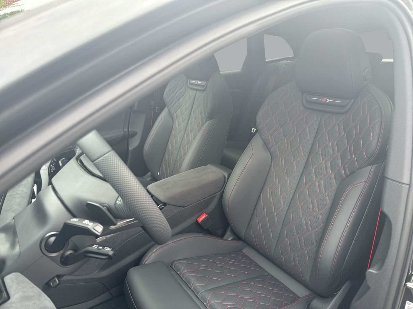 Fahrzeugabbildung Audi S6 etron Avant quattro 370 kW StandHZG+AHK+PANO+