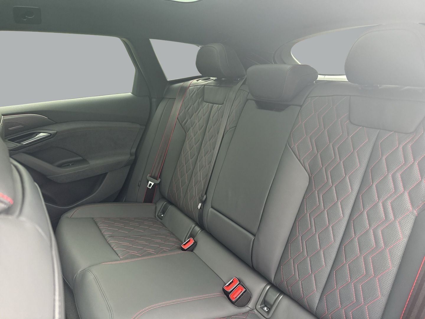 Fahrzeugabbildung Audi S6 etron Avant quattro 370 kW StandHZG+AHK+PANO+