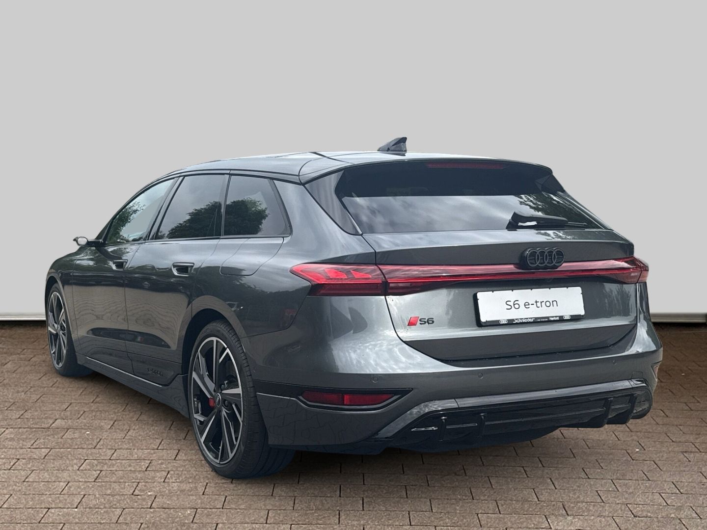 Fahrzeugabbildung Audi S6 etron Avant quattro 370 kW StandHZG+AHK+PANO+