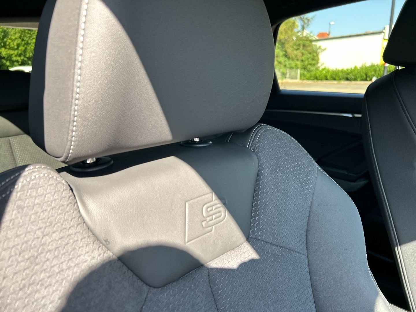 Fahrzeugabbildung Audi Q3 advanced 40 TFSI quattro S-tronic+AHK+LEDER+M