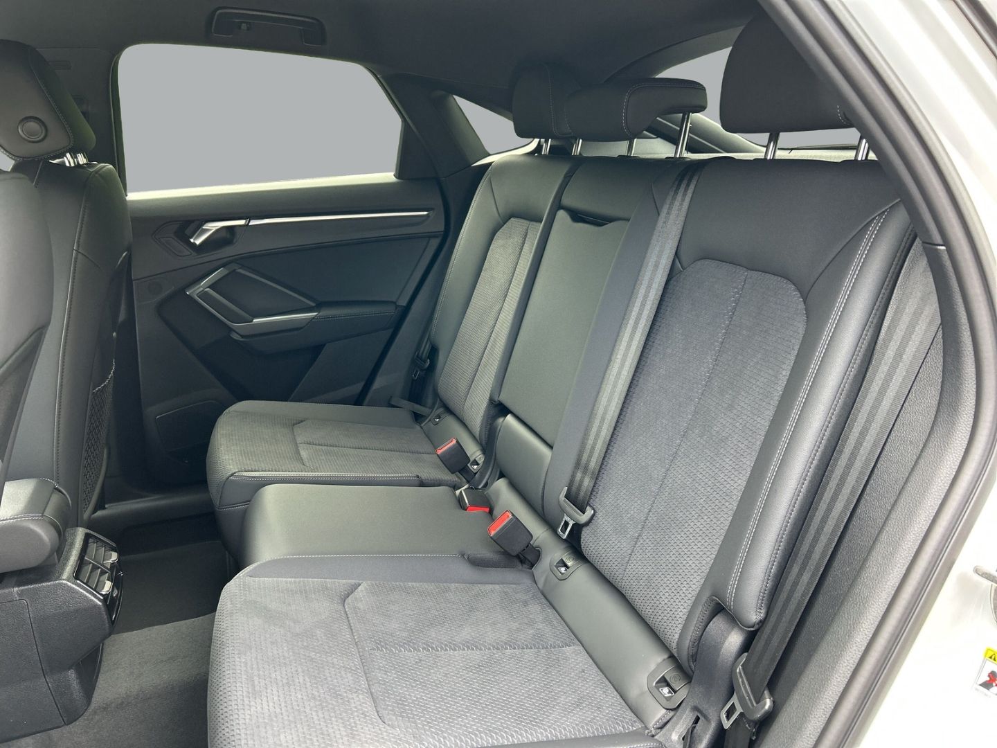 Fahrzeugabbildung Audi Q3 Sportback 40 TFSI quattro S-tronic S-LINE+AHK