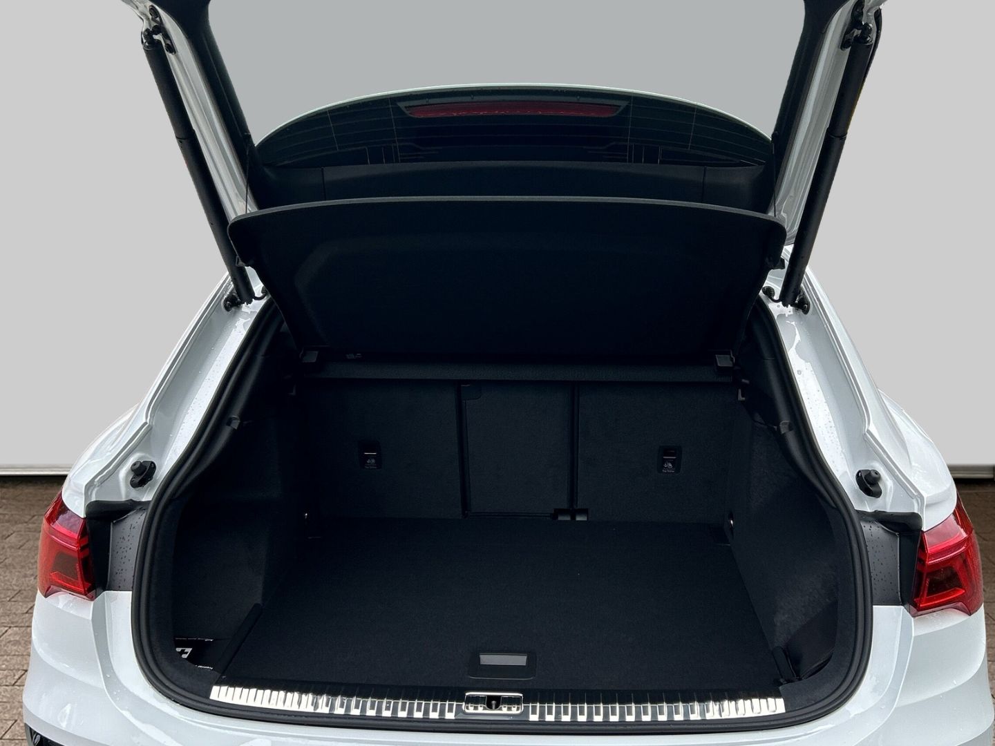 Fahrzeugabbildung Audi Q3 Sportback 40 TFSI quattro S-tronic S-LINE+AHK