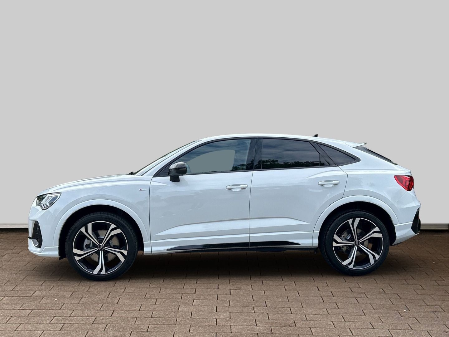Fahrzeugabbildung Audi Q3 Sportback 40 TFSI quattro S-tronic S-LINE+AHK