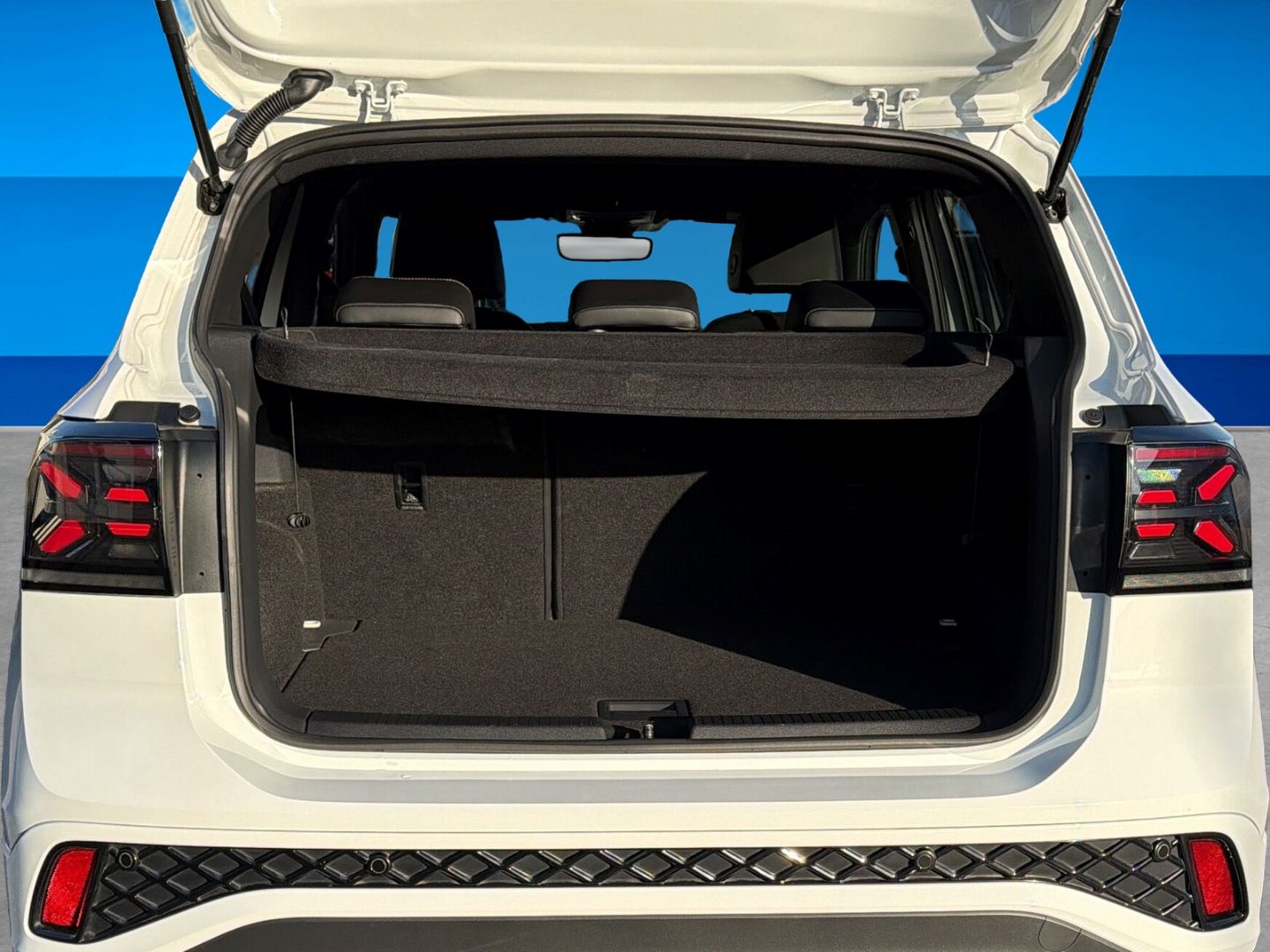 Fahrzeugabbildung Volkswagen T-Cross 1.5 TSI R-Line Rear View AHK Clima - mit KI generiert/bearbeitet