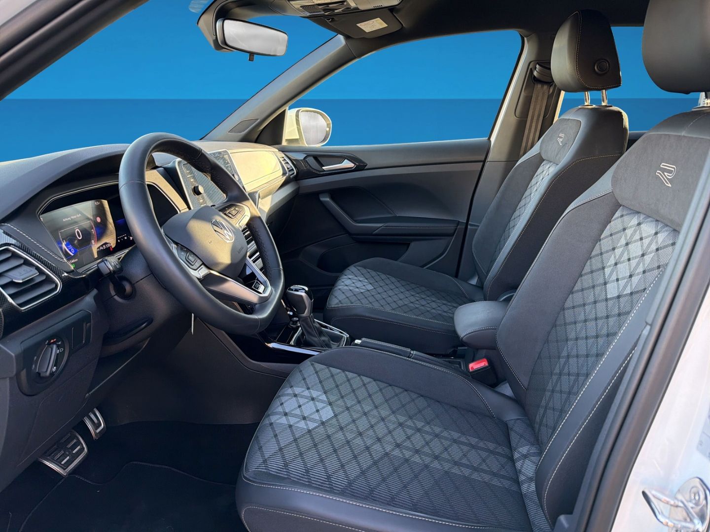Fahrzeugabbildung Volkswagen T-Cross 1.5 TSI R-Line Rear View AHK Clima - mit KI generiert/bearbeitet