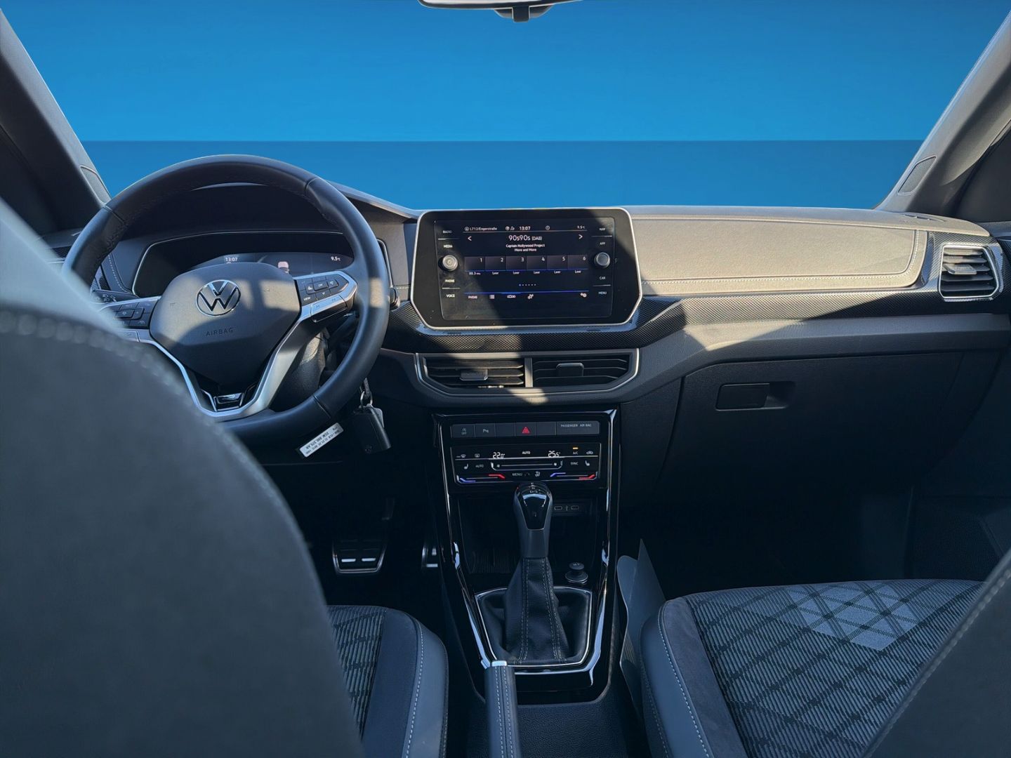 Fahrzeugabbildung Volkswagen T-Cross 1.5 TSI R-Line Rear View AHK Clima - mit KI generiert/bearbeitet