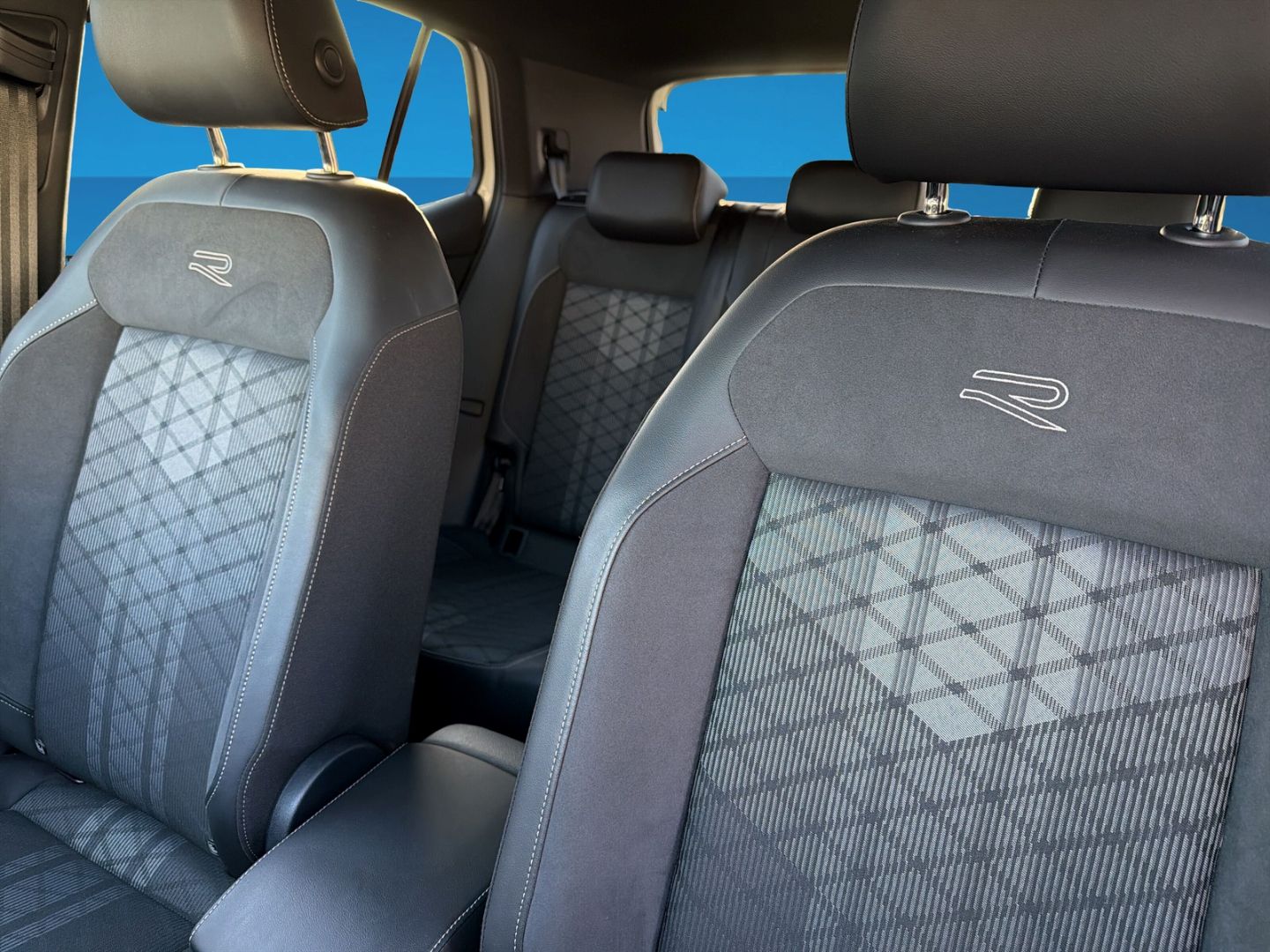 Fahrzeugabbildung Volkswagen T-Cross 1.5 TSI R-Line Rear View AHK Clima - mit KI generiert/bearbeitet