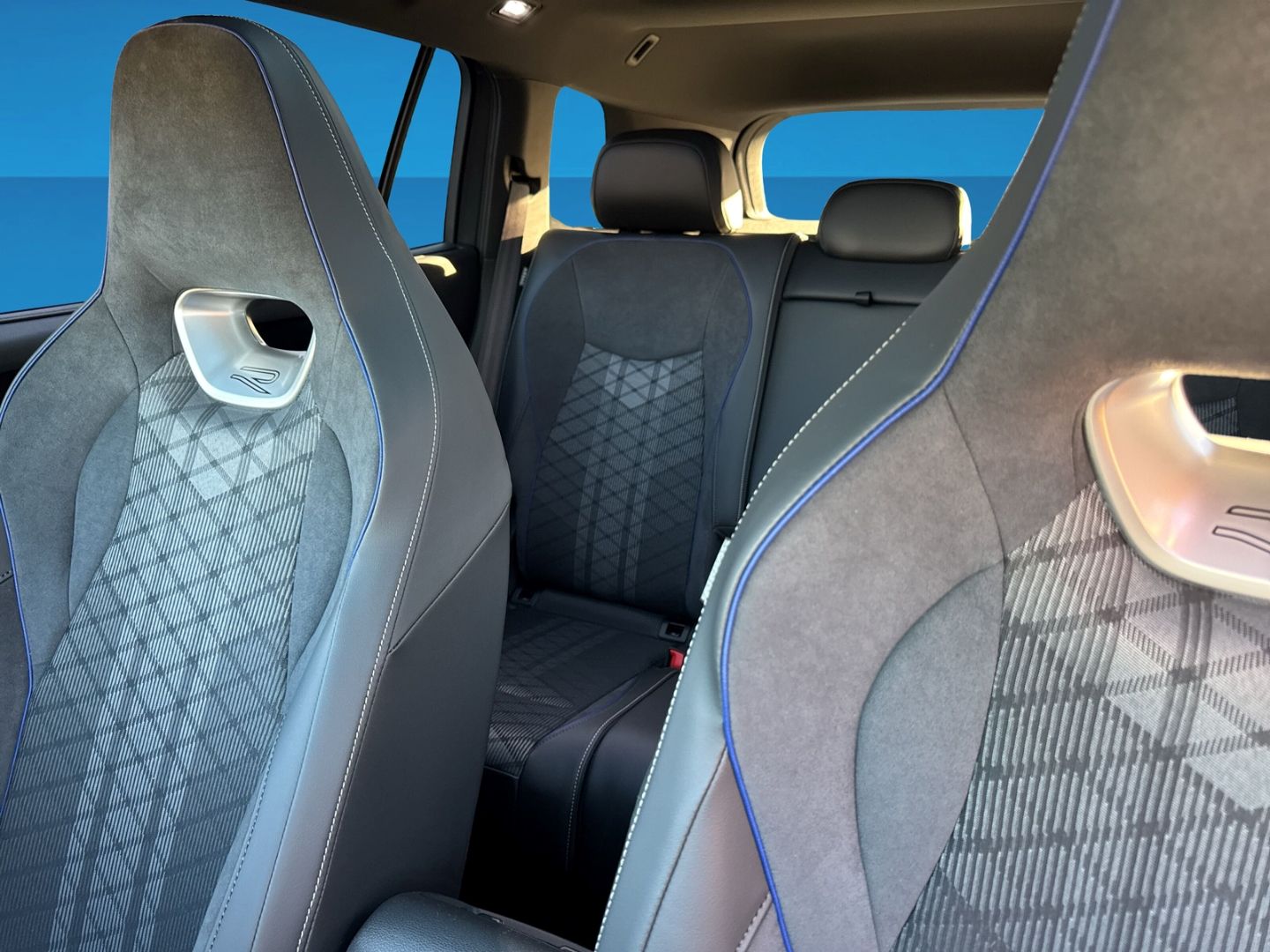 Fahrzeugabbildung Volkswagen Tayron 2.0 TDI R-Line 4Motion IDA Harman Kardon - mit KI generiert/bearbeitet
