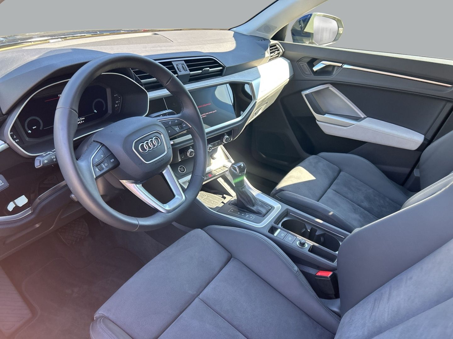 Fahrzeugabbildung Audi Q3 35 TFSI S-line S-tronic AHK+NAVI+LEDER+VIRTUA