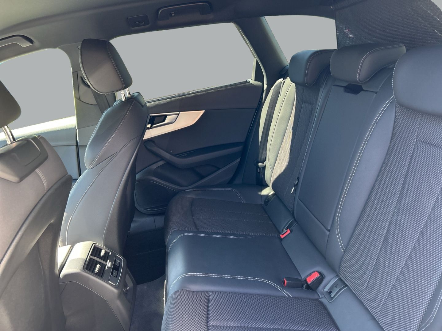 Fahrzeugabbildung Audi A4 Avant 35 TDI S line AHK+NAVI+LEDER+VIRTUAL+LE