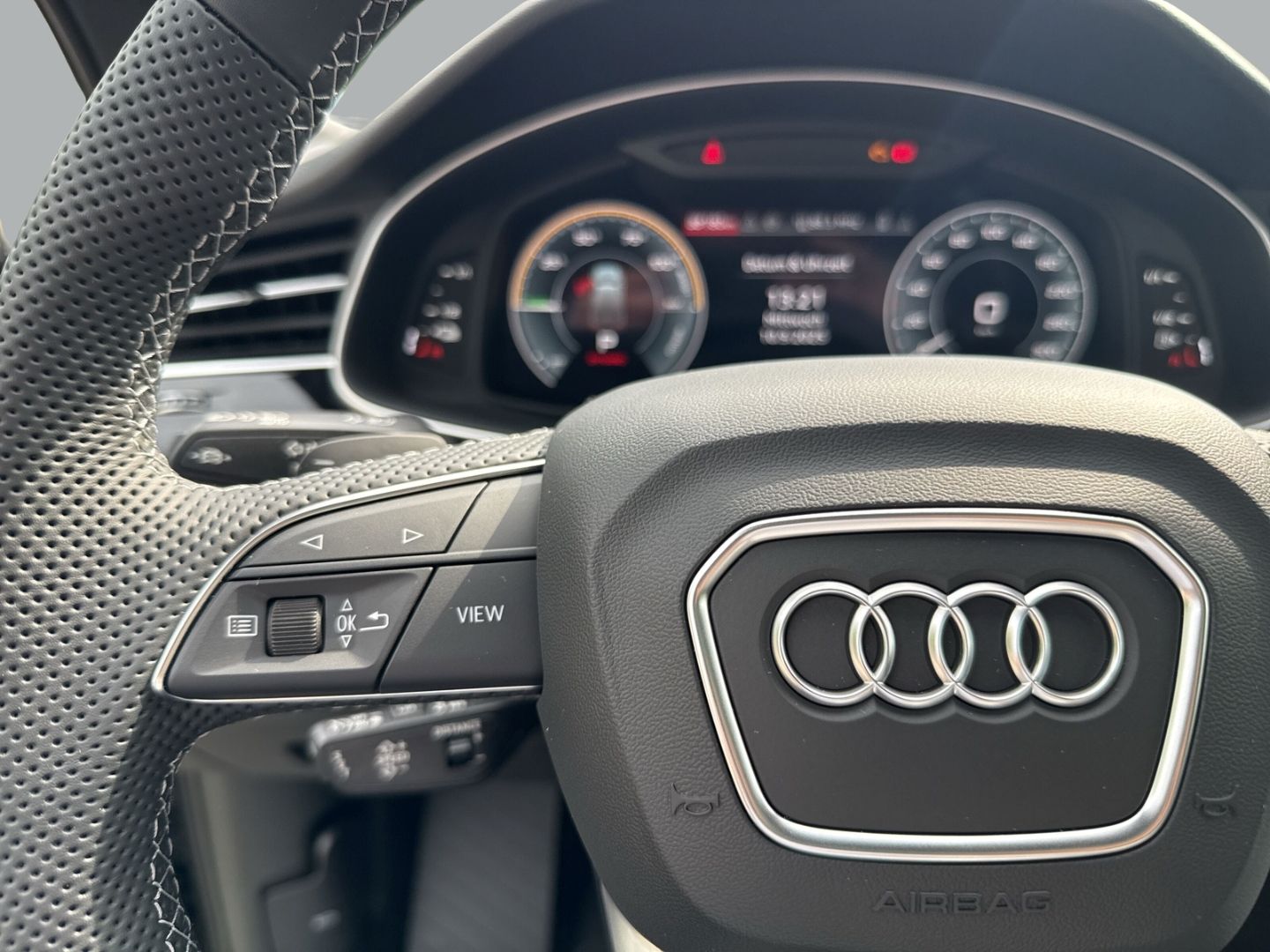 Fahrzeugabbildung Audi Q7 55 TFSI e quattro S-line+Sportpaket+HUD+PANO+