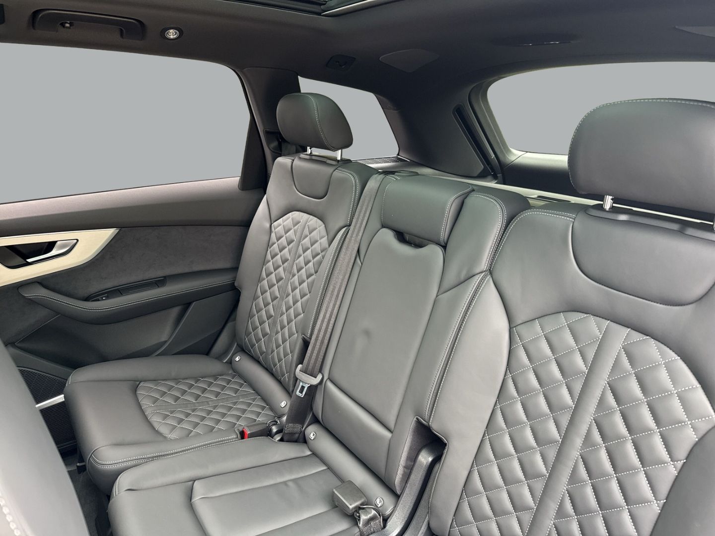 Fahrzeugabbildung Audi Q7 55 TFSI e quattro S-line+AHK+HUD+PANO+B&O+KAM