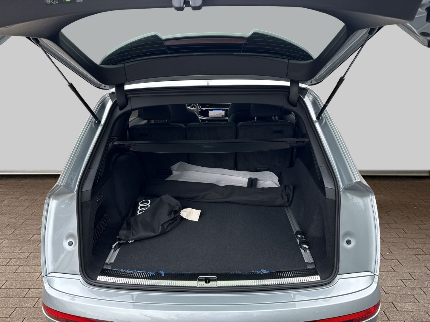 Fahrzeugabbildung Audi Q7 55 TFSI e quattro S-line+AHK+HUD+PANO+B&O+KAM