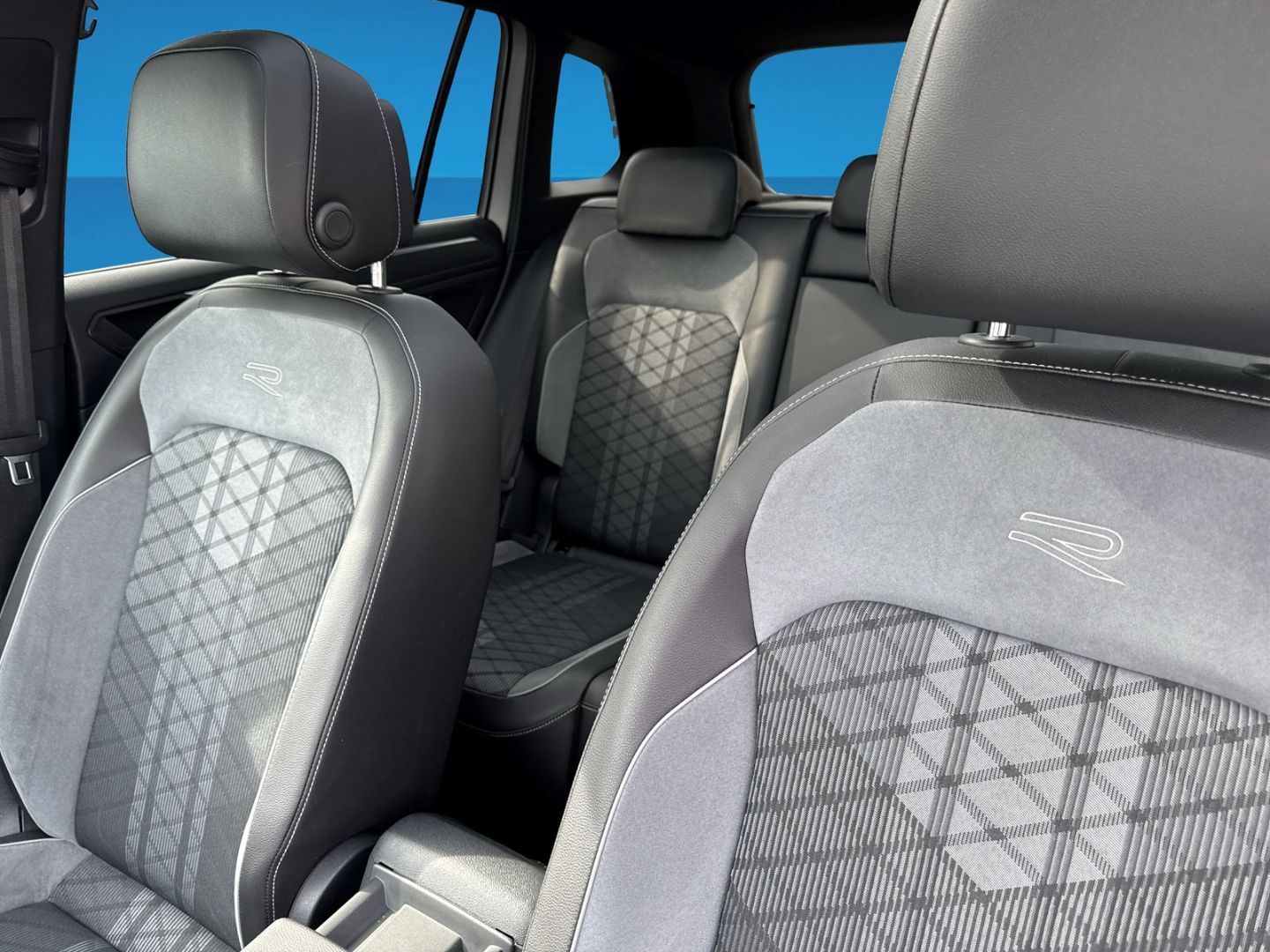 Fahrzeugabbildung Volkswagen Tiguan R-Line 2.0 TDI Navi Matrix-LED Panorama
