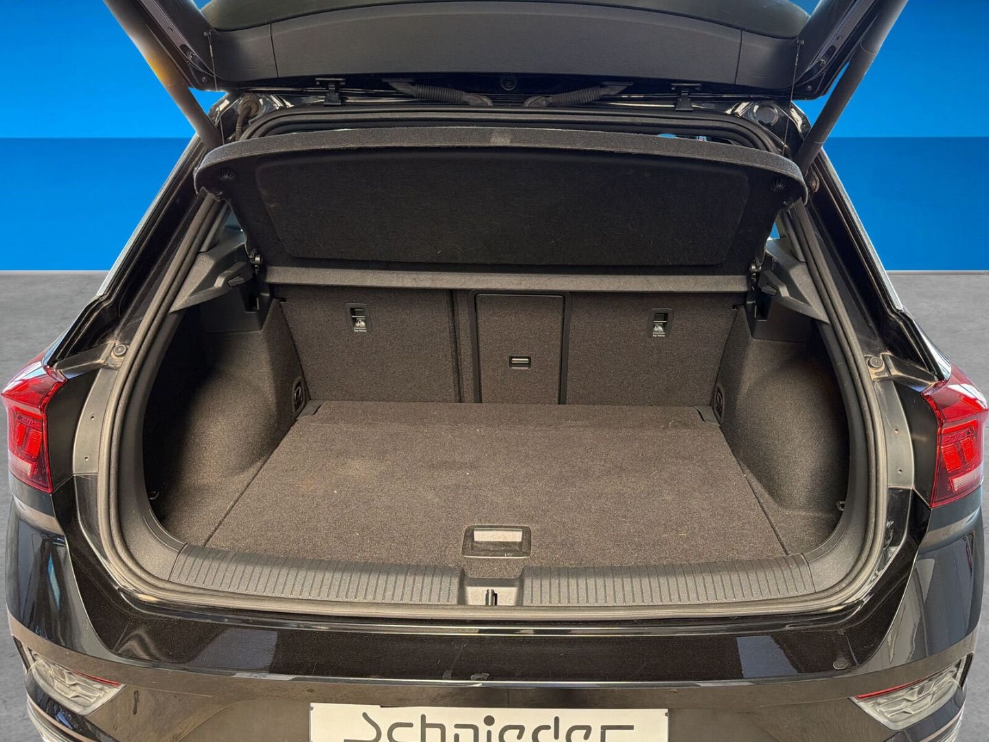 Fahrzeug 11 Fahrzeugabbildung Volkswagen T-Roc 1.5 TSI ACT R-Line AHK Sport - mit KI generiert/bearbeitet