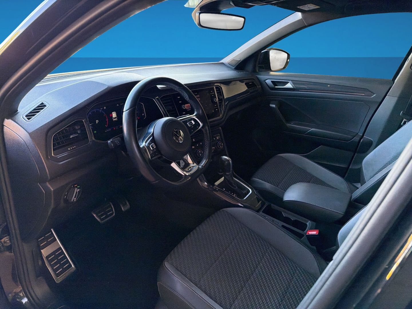 Fahrzeug 12 Fahrzeugabbildung Volkswagen T-Roc 1.5 TSI ACT R-Line AHK Sport - mit KI generiert/bearbeitet