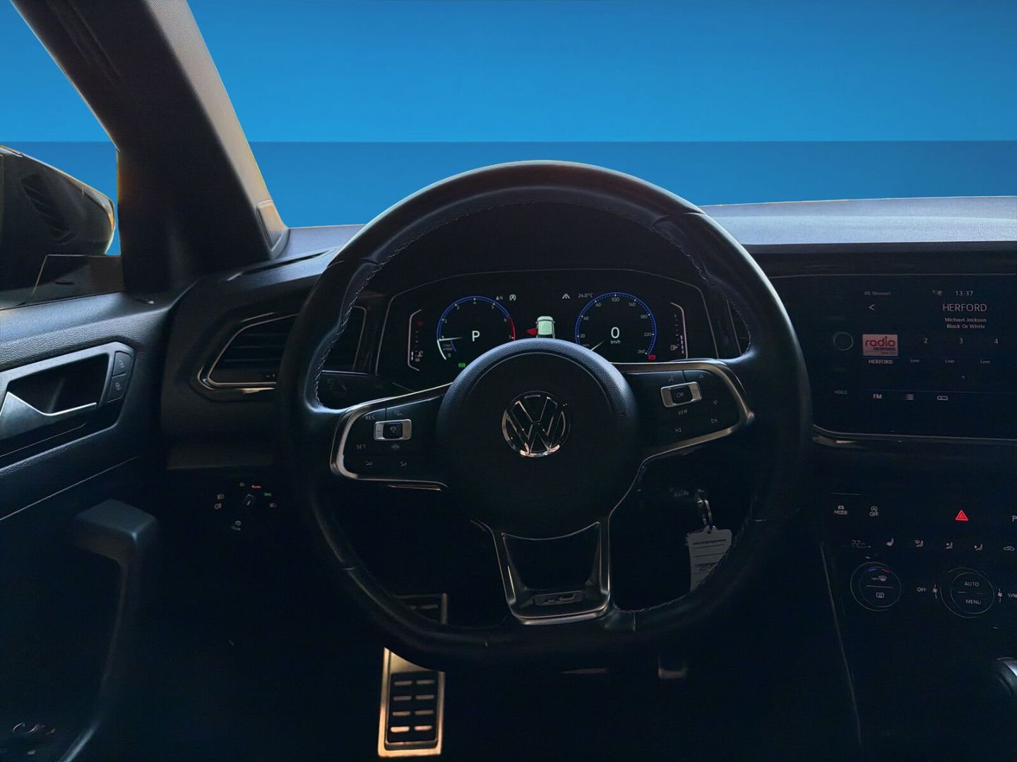 Fahrzeug 13 Fahrzeugabbildung Volkswagen T-Roc 1.5 TSI ACT R-Line AHK Sport - mit KI generiert/bearbeitet