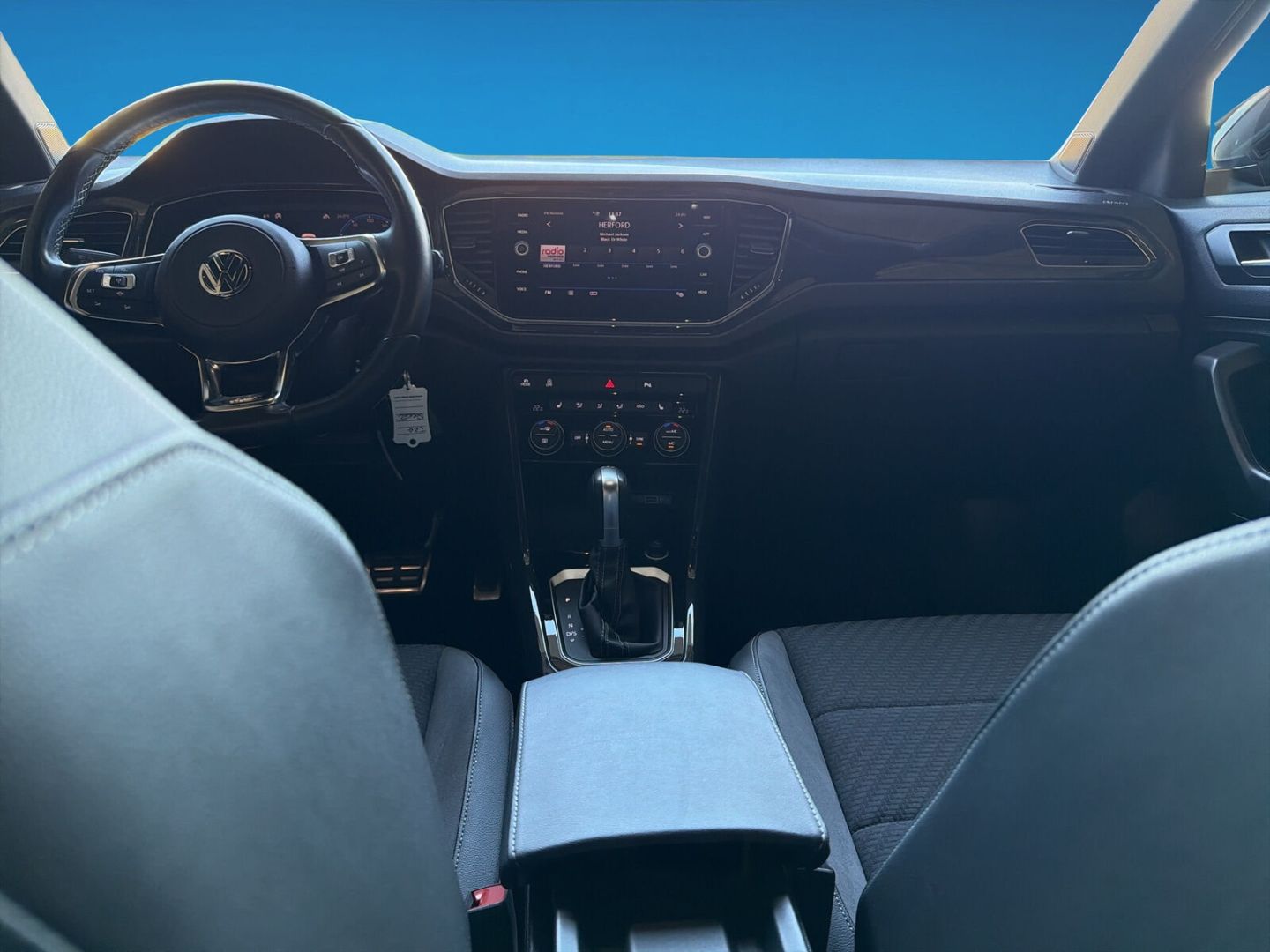 Fahrzeug 14 Fahrzeugabbildung Volkswagen T-Roc 1.5 TSI ACT R-Line AHK Sport - mit KI generiert/bearbeitet