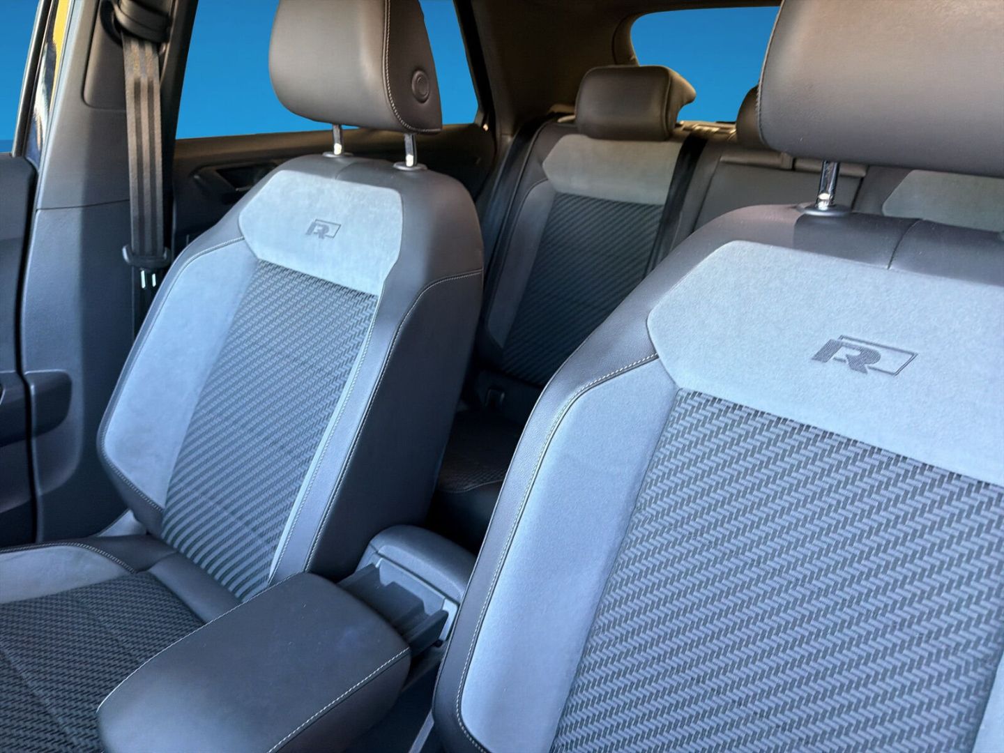 Fahrzeug 15 Fahrzeugabbildung Volkswagen T-Roc 1.5 TSI ACT R-Line AHK Sport - mit KI generiert/bearbeitet