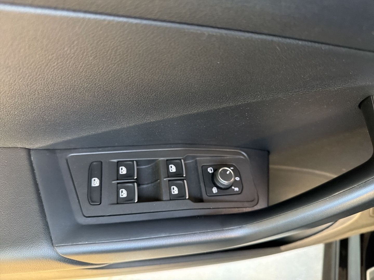 Fahrzeug 17 Fahrzeugabbildung Volkswagen T-Roc 1.5 TSI ACT R-Line AHK Sport - mit KI generiert/bearbeitet