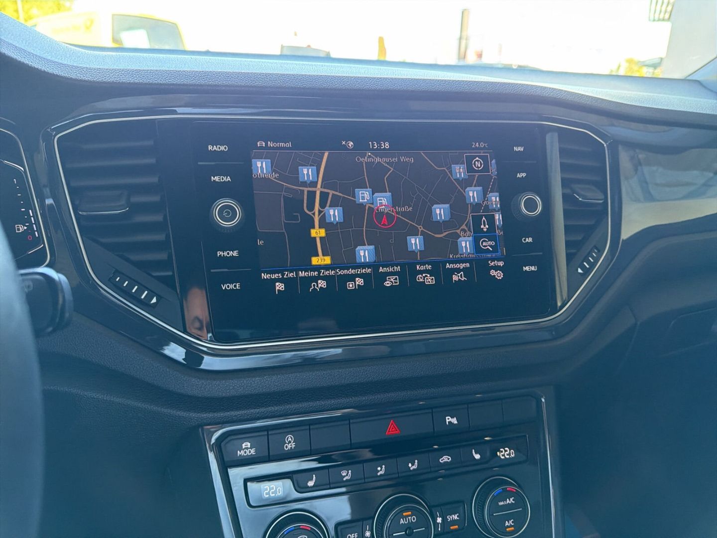 Fahrzeug 19 Fahrzeugabbildung Volkswagen T-Roc 1.5 TSI ACT R-Line AHK Sport - mit KI generiert/bearbeitet