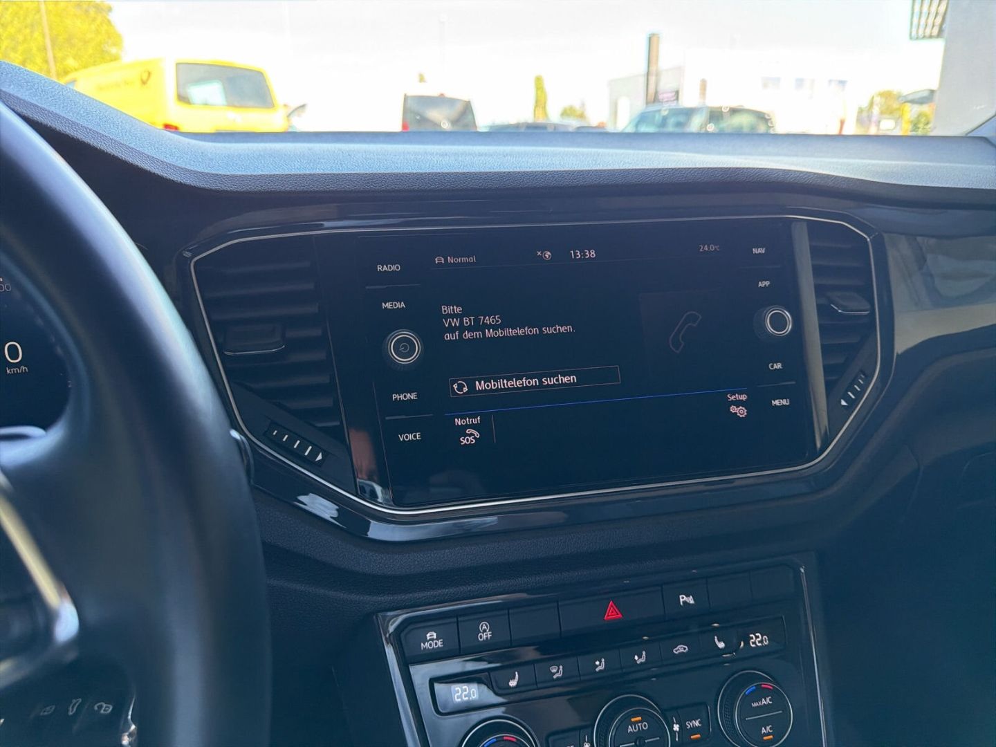 Fahrzeug 20 Fahrzeugabbildung Volkswagen T-Roc 1.5 TSI ACT R-Line AHK Sport - mit KI generiert/bearbeitet