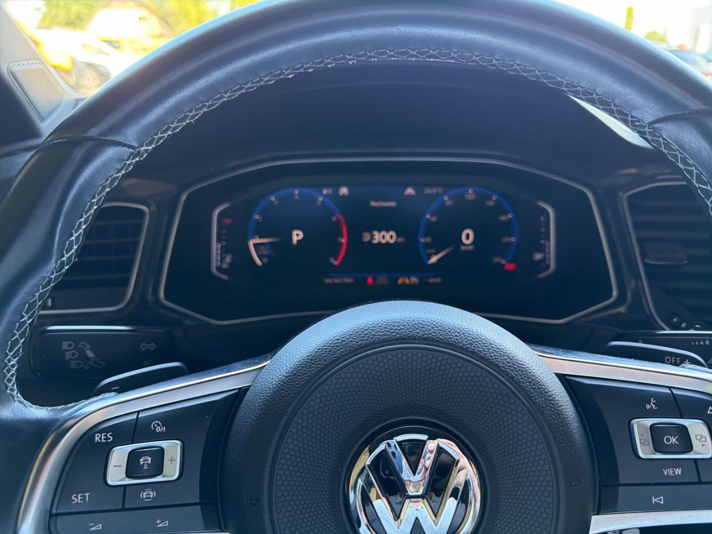 Fahrzeug 21 Fahrzeugabbildung Volkswagen T-Roc 1.5 TSI ACT R-Line AHK Sport - mit KI generiert/bearbeitet