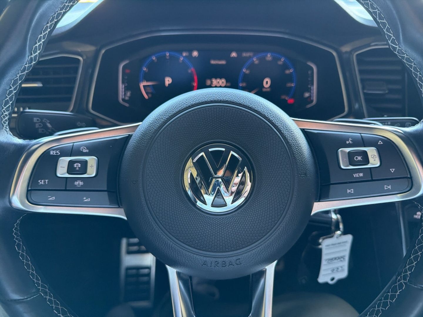 Fahrzeug 22 Fahrzeugabbildung Volkswagen T-Roc 1.5 TSI ACT R-Line AHK Sport - mit KI generiert/bearbeitet
