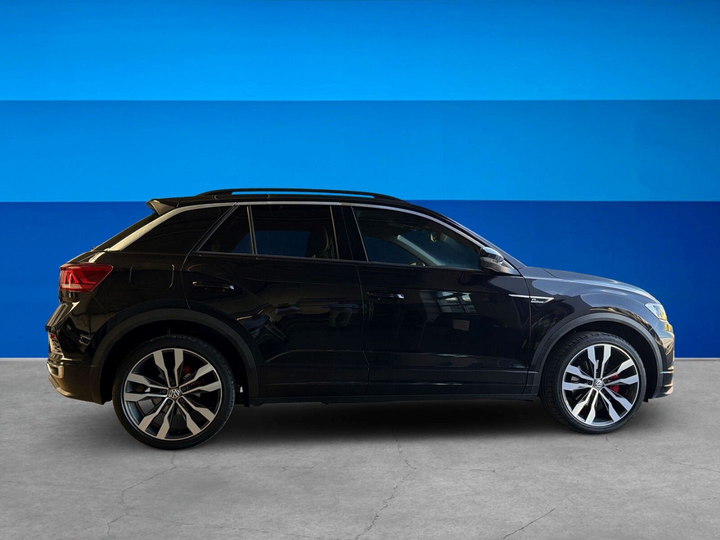 Fahrzeug 6 Fahrzeugabbildung Volkswagen T-Roc 1.5 TSI ACT R-Line AHK Sport - mit KI generiert/bearbeitet