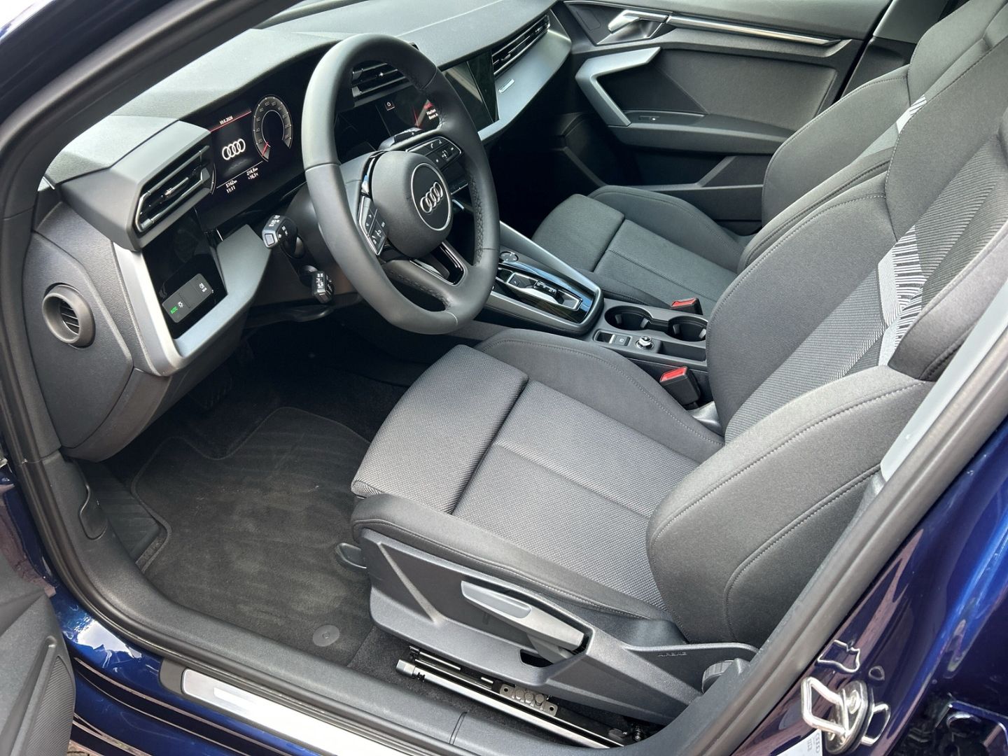 Fahrzeugabbildung Audi A3 SPORTBACK TFSI 85 kW +AHK+VIRTUAL+NAVI+SHZ - mit KI generiert/bearbeitet