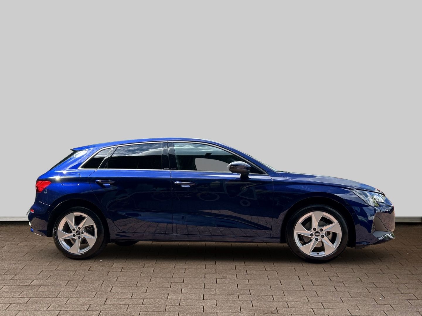 Fahrzeugabbildung Audi A3 SPORTBACK TFSI 85 kW +AHK+VIRTUAL+NAVI+SHZ - mit KI generiert/bearbeitet
