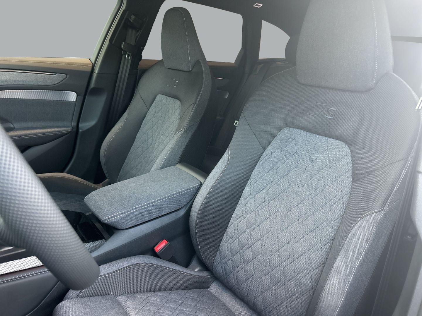 Fahrzeugabbildung Audi A6 AVANT TDI LED+PANO+B&O+ALLRADLENKUNG+PANOGLAS - mit KI generiert/bearbeitet