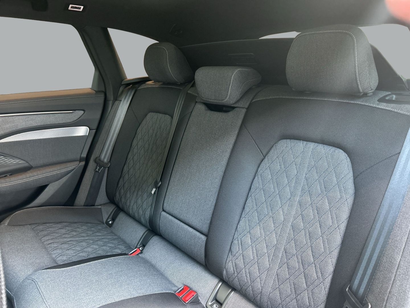 Fahrzeugabbildung Audi A6 AVANT TDI LED+PANO+B&O+ALLRADLENKUNG+PANOGLAS - mit KI generiert/bearbeitet