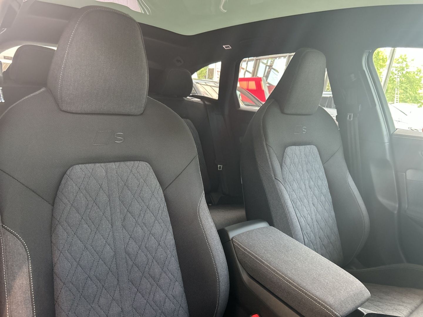 Fahrzeugabbildung Audi A6 AVANT TDI LED+PANO+B&O+ALLRADLENKUNG+PANOGLAS - mit KI generiert/bearbeitet