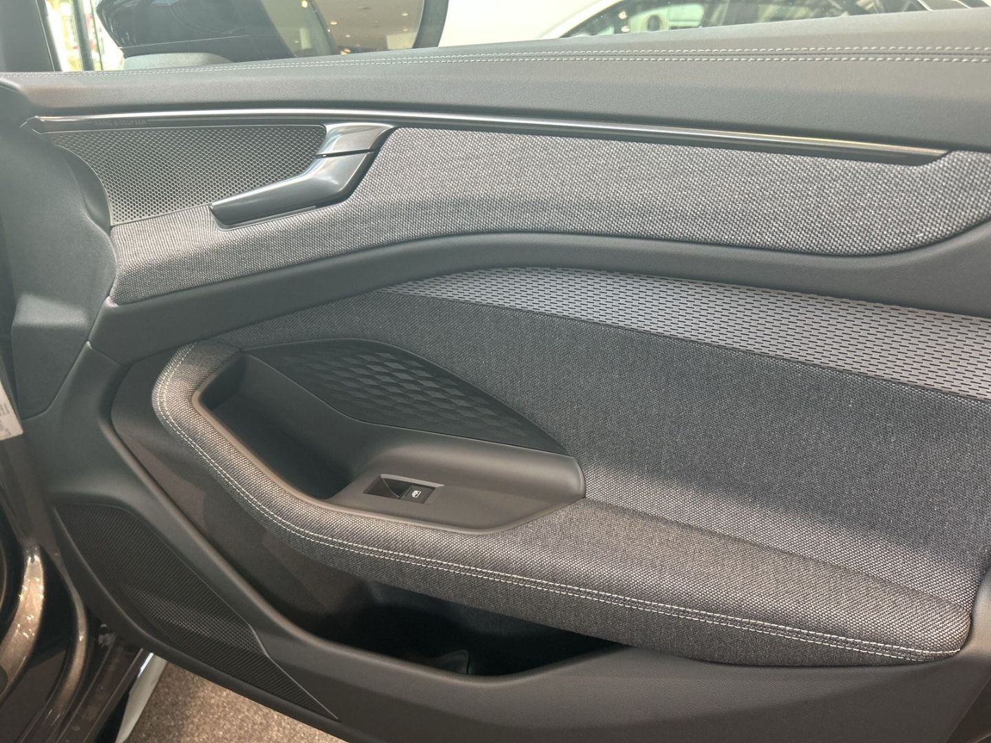 Fahrzeugabbildung Audi A6 AVANT TDI LED+PANO+B&O+ALLRADLENKUNG+PANOGLAS - mit KI generiert/bearbeitet