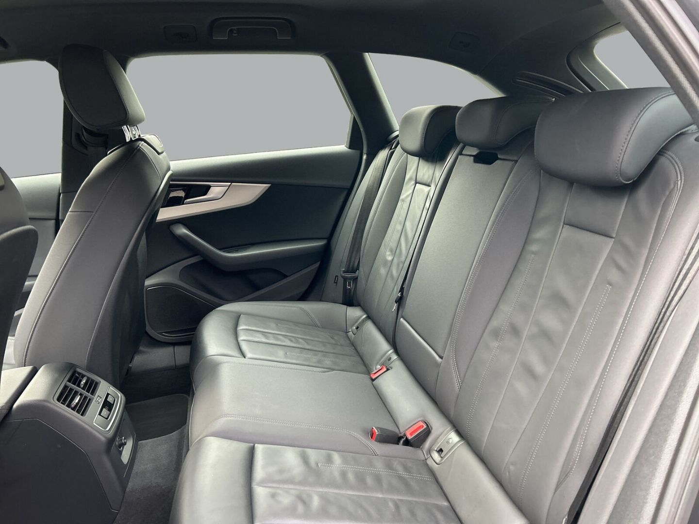Fahrzeugabbildung Audi A4 Avant 2.0 40 TDI quattro advanced Navi Leder - mit KI generiert/bearbeitet