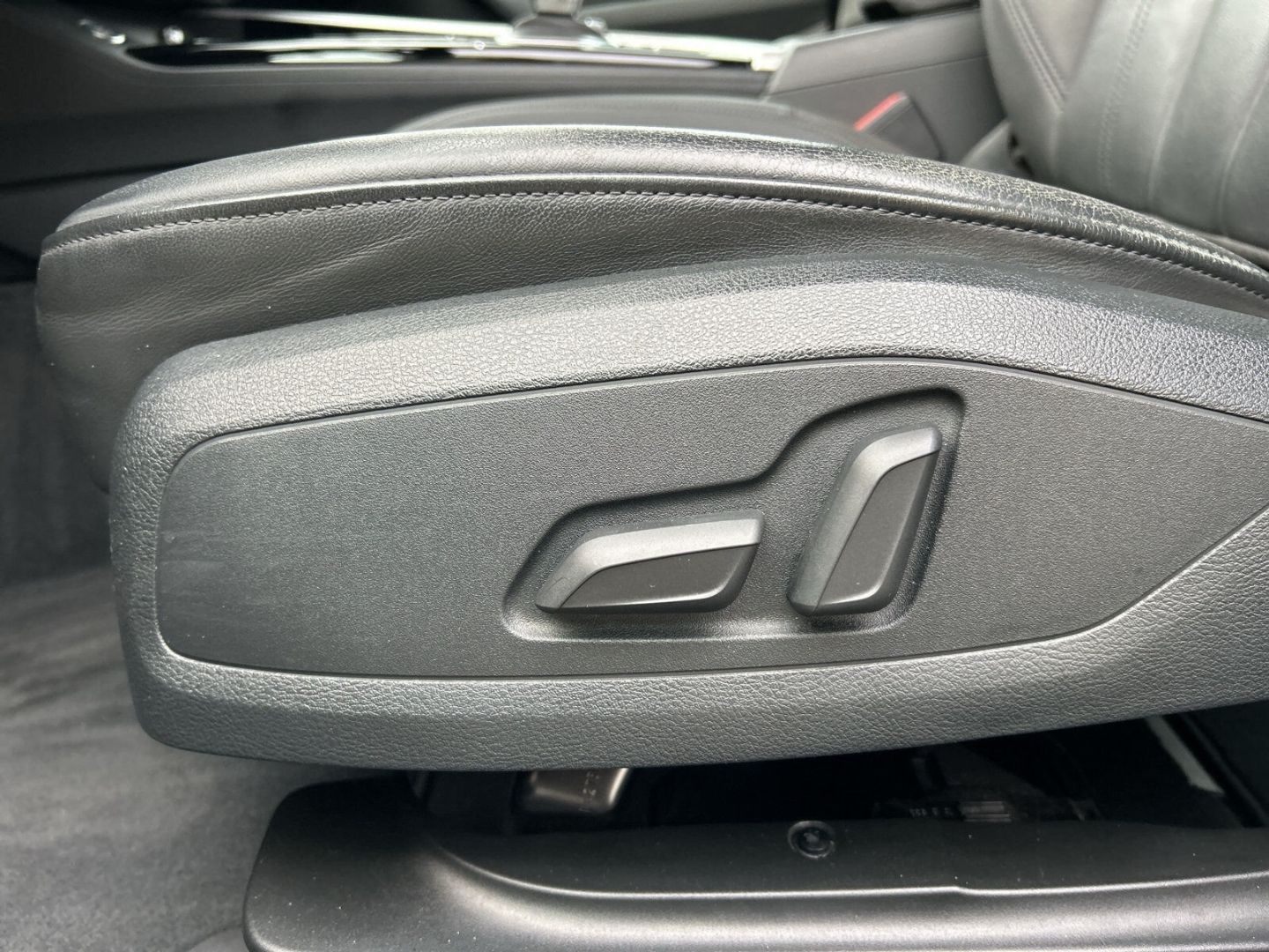 Fahrzeugabbildung Audi A4 Avant 2.0 40 TDI quattro advanced Navi Leder - mit KI generiert/bearbeitet