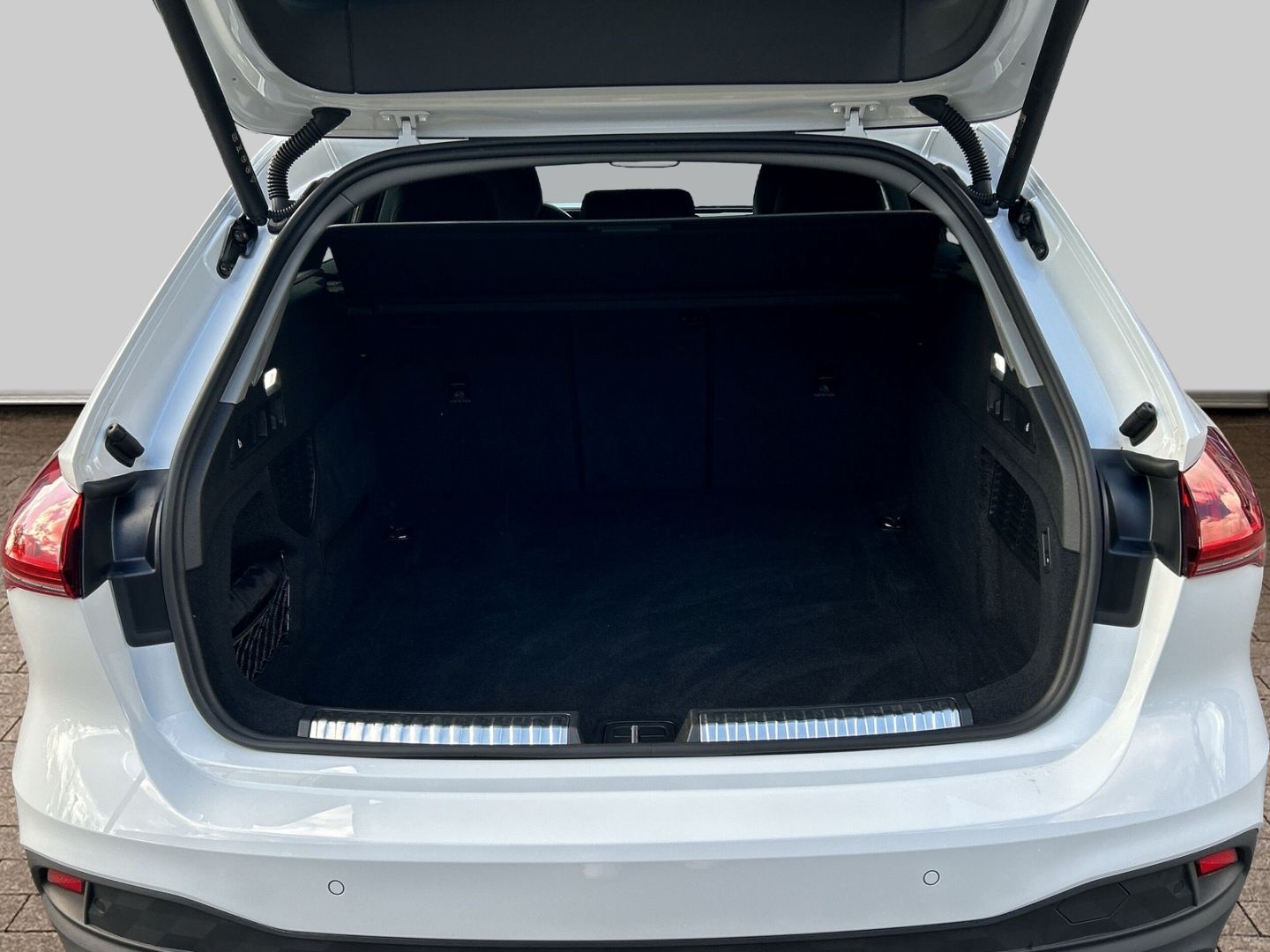 Fahrzeugabbildung Audi A5 Avant TFSI quattro AHK+NAVI+LEDER+LED+ACC+KAM - mit KI generiert/bearbeitet